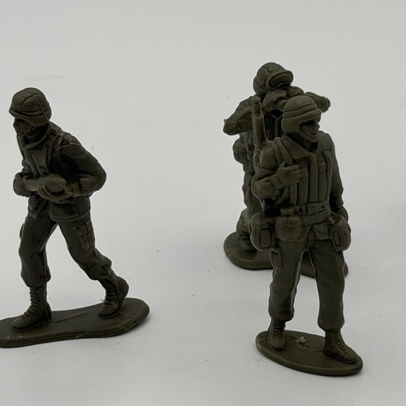 Small Black  Vintage Soldier Figures Plastic War Toy - Set of 5 Soldier Figures - Picture 3 of 7